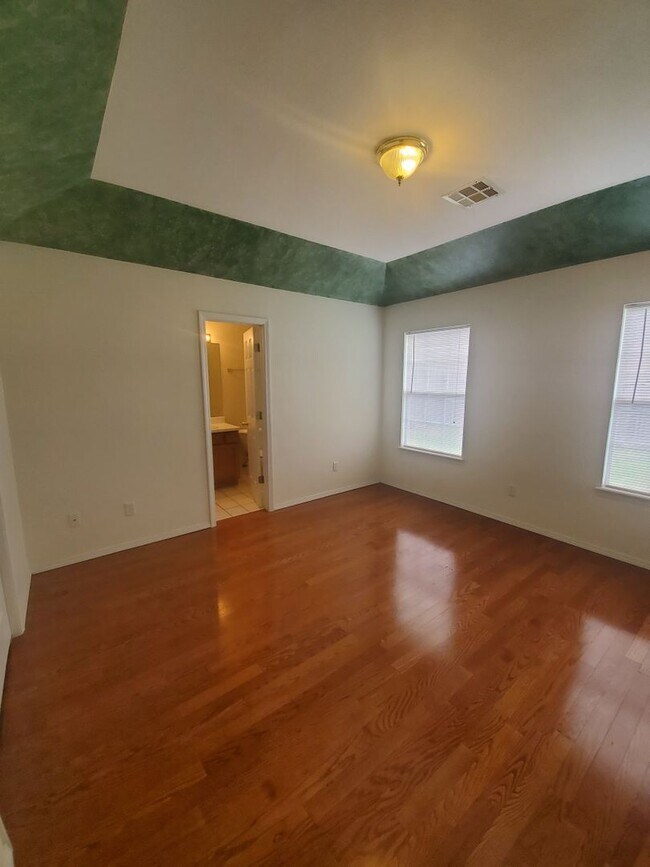 Building Photo - PRELEASING FOR EARLY MARCH! (3) Bed/(2) Bath NE Norman!