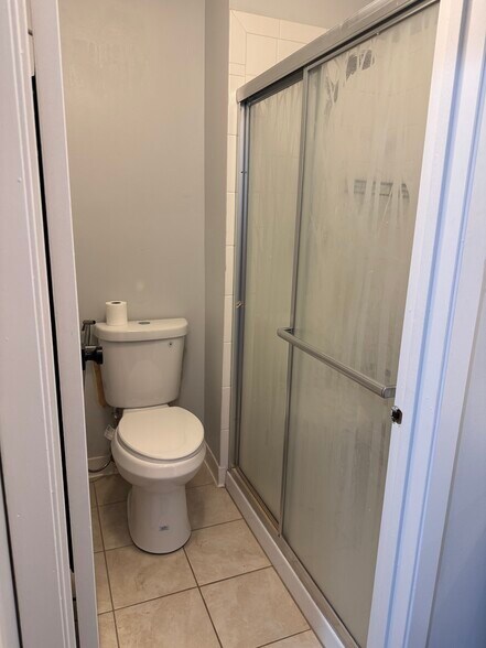 Master Bathroom - 1601 Thames Ct