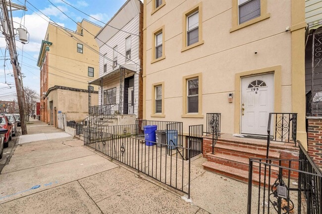 Building Photo - 195 Webster Ave