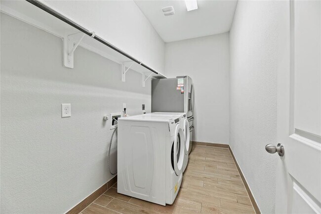 Building Photo - 2411 Jitterbug Ln