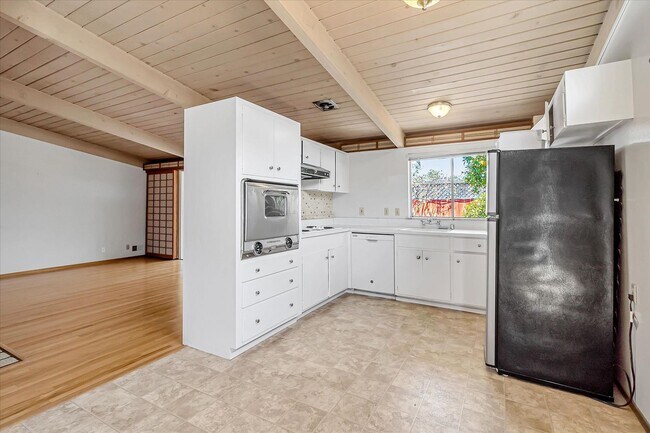 Building Photo - 3 Bedroom 2 Bath Home located in Palo Alto's Palo Verde Neighborhood!