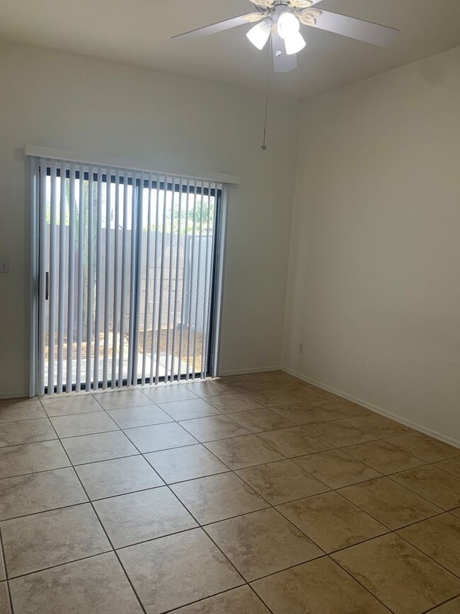 Building Photo - 9104 E Esperanza Dr