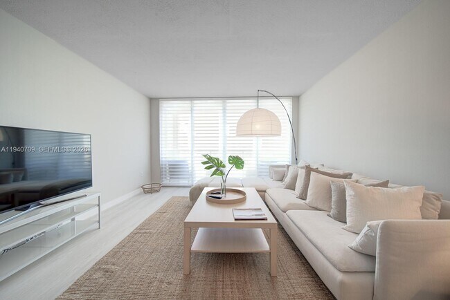 Building Photo - 1900 Sunset Harbour Dr