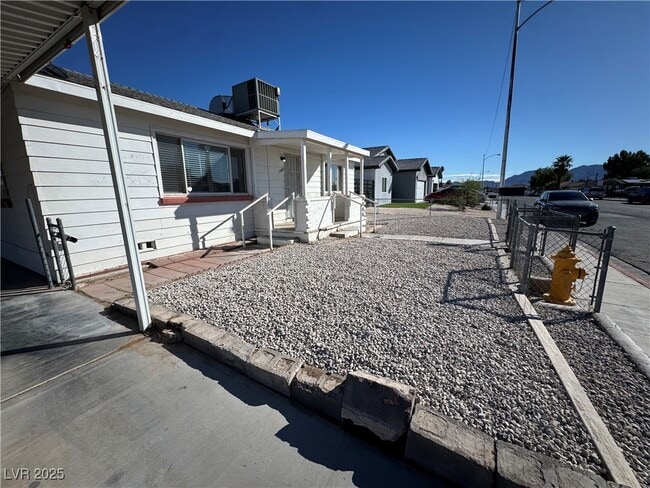 Building Photo - 1300 E Nelson Ave