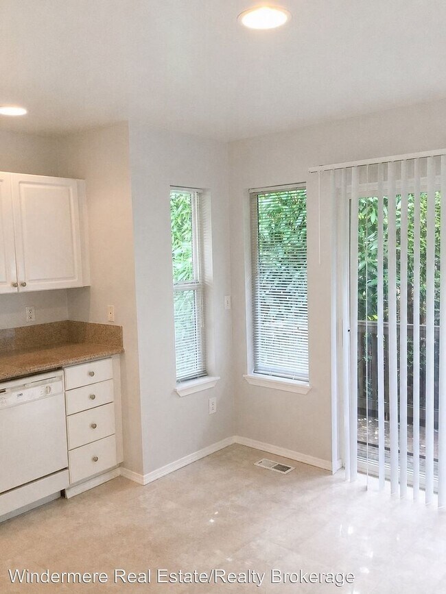 Building Photo - Mukilteo - 3 bdrm, 2 bath Townhome