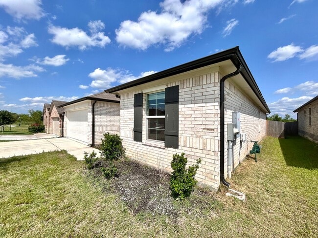 Building Photo - Beautiful 3/BR 2/BA Home with Upgraded Kit...