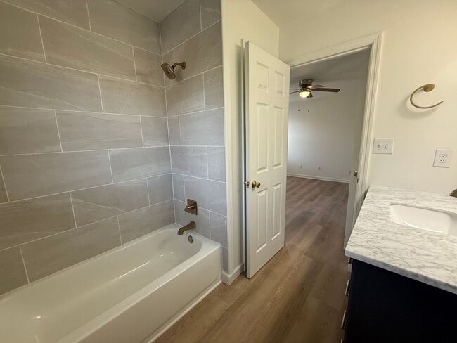 Building Photo - Gorgeous 3 bedroom, 2 bath House