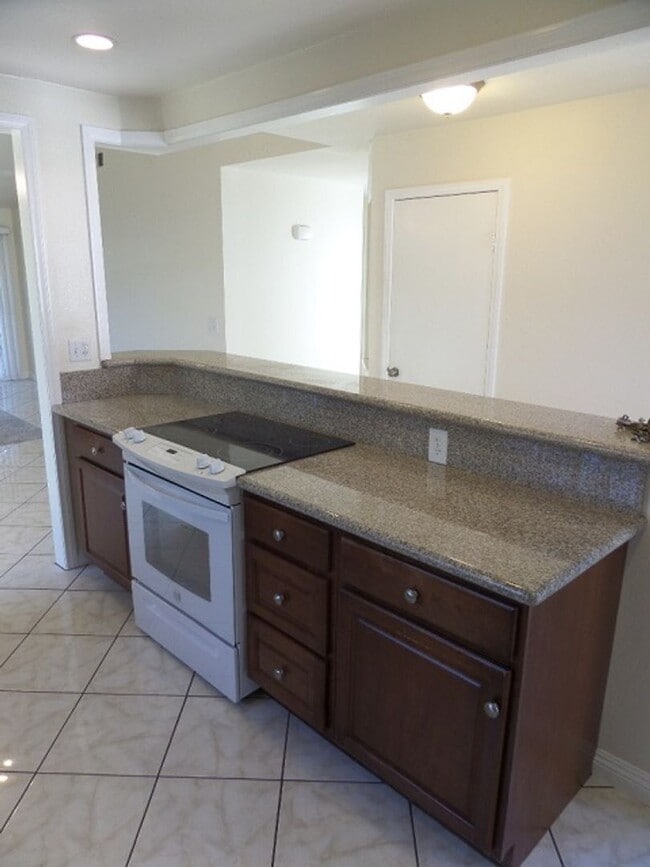 Building Photo - 3 Bedroom-2 Bathroom Single Story Home in ...