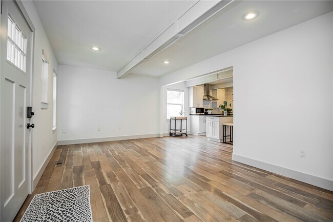 Building Photo - 718 W Maple St
