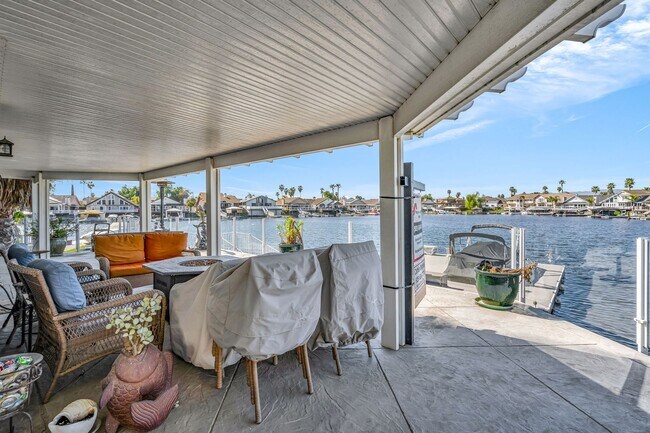 Building Photo - INCREDIBLE LOCATION... END OF CUL DE SAC WITH OVER 100 FEET ON WATER... MARVELOUS DOCK AND DECK W...