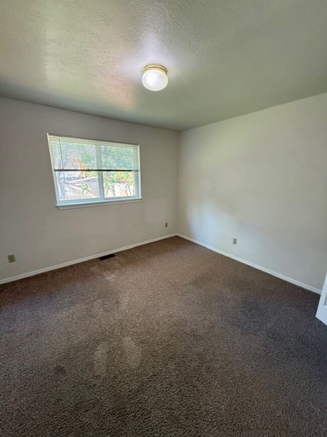 Building Photo - 2 Bed, 2 Bath Duplex with fenced yard in B...
