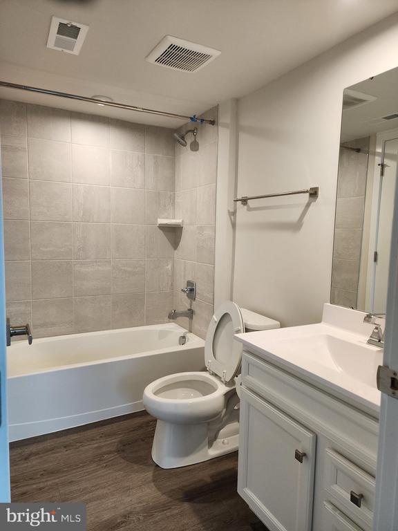 Building Photo - 321 E Cochran St