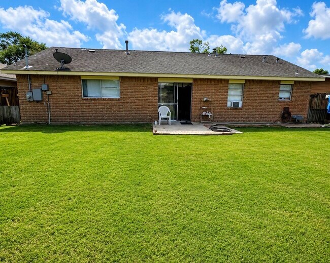 Building Photo - 5519 Mendota Ln
