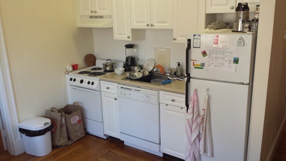 Primary Photo - 17 Fairbanks St