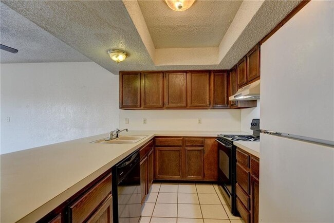 Building Photo - 3 Bedroom/2Bath/2Car Duplex- 2 Car Garage-1.5 from Chilsholm Creek