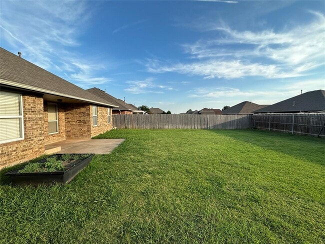 Building Photo - 753 Caroline Dr