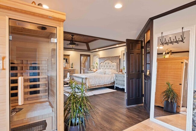 Building Photo - Fully-Furnished Luxurious Home in Nevillewood