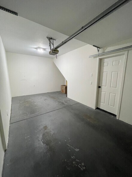 Building Photo - 1411 E Orangewood Ave