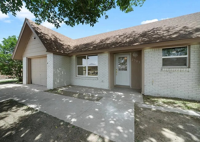 Building Photo - 2503 Lynn Dr