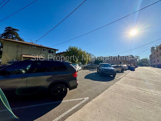 Building Photo - 1126 E Doran St