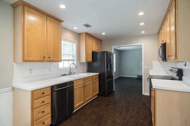 Building Photo - 453 Reba Ct