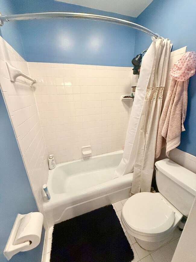 Building Photo - Walkable Green Hills Condo- 2 Bed 1.5 Bath $1800/mo