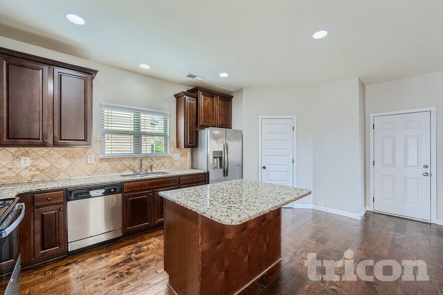 Building Photo - 744 Effendi Pl