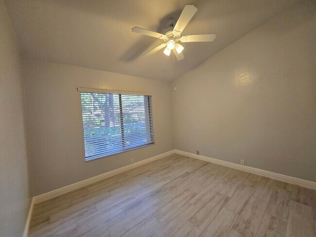 Building Photo - Beautiful and spacious remodeled unit