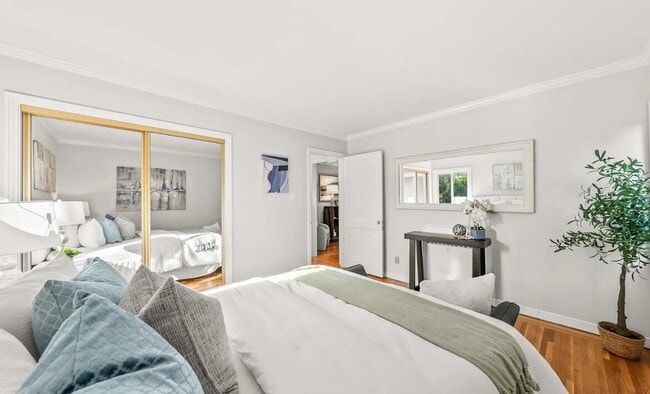 Building Photo - Spacious 1 bedroom 1 bathroom top floor unit in a highly desirable west side location!