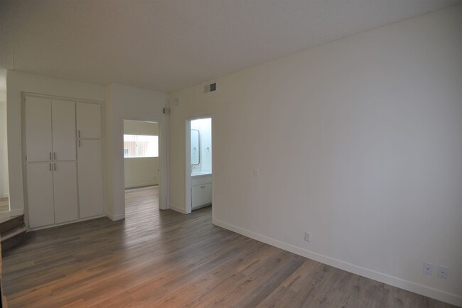 Building Photo - 11315 Moorpark St
