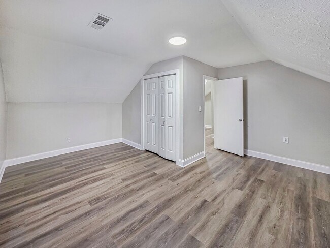 Building Photo - Beautifully Renovated 4 Bedroom Home in th...