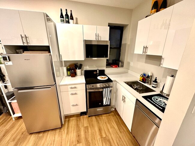 Building Photo - 829-833 Beacon Unit 304