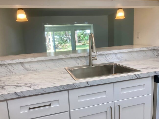 Building Photo - 2 bedroom, 2 bath condo ready to go!