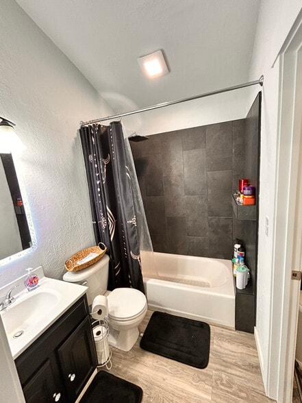 Building Photo - 826 Burton Ave