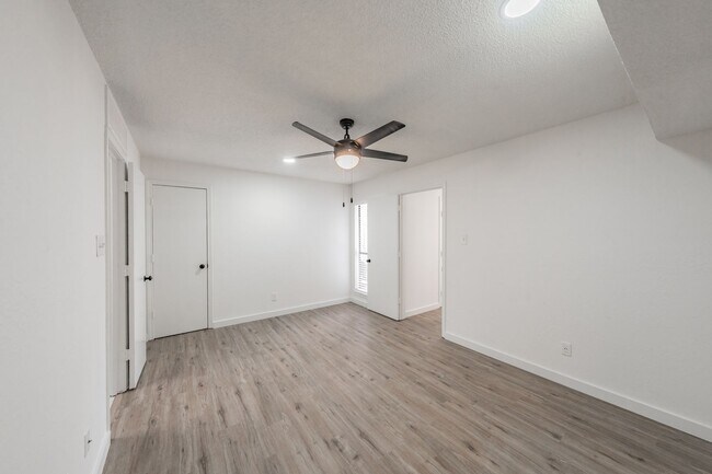 Building Photo - Updated 1-Bedroom Condo in Gated Community...