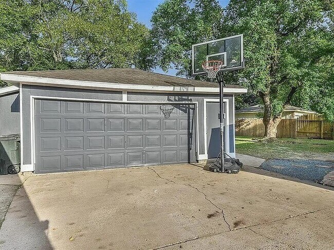 Building Photo - 1907 Briarcreek Blvd