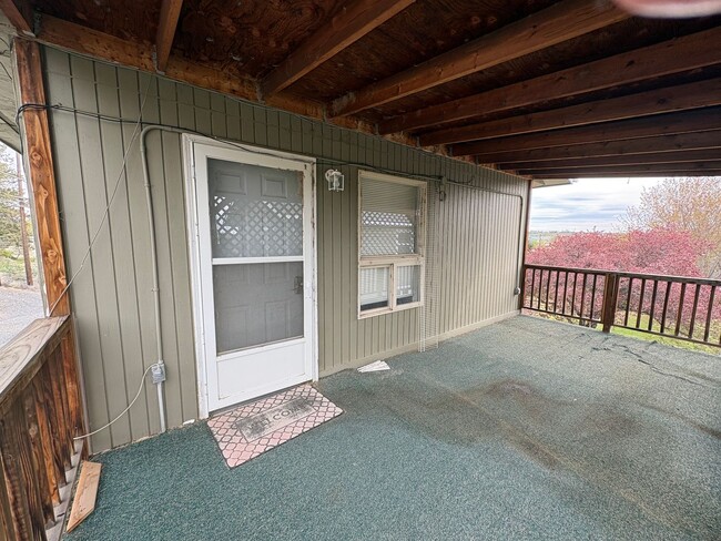 Building Photo - Above garage 1 bedroom apartment