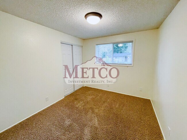 Building Photo - Beautiful 3 Bedroom Home in Eugene on Spacious Lot