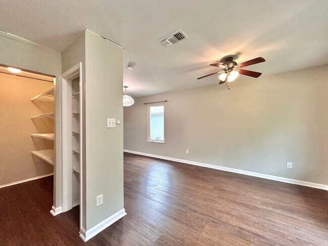 Building Photo - 3305 Oak Alley