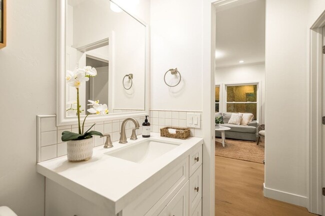 Building Photo - Downtown Craftsman