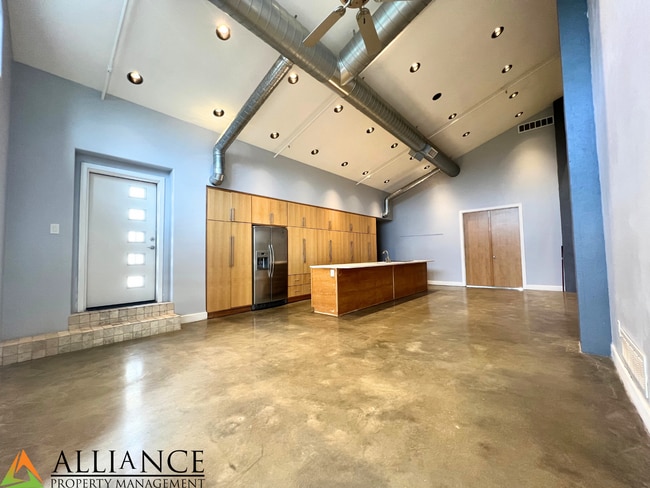 Building Photo - Maintenance Free Living ~ Close to KSU & Aggieville