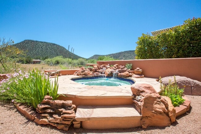 Building Photo - Open, light and bright, quiet Sedona Golf ...