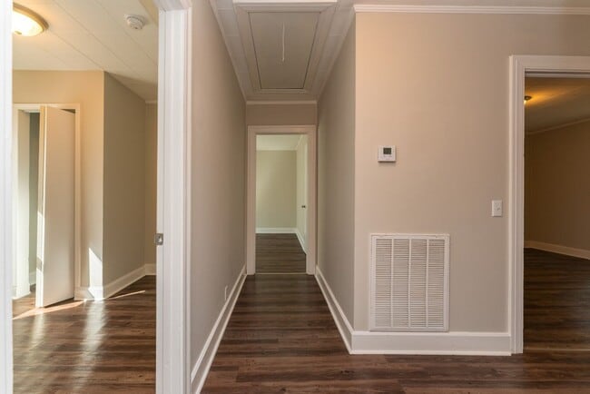 Building Photo - Move-In Ready Comfort – 4 Bed, 2 Bath!