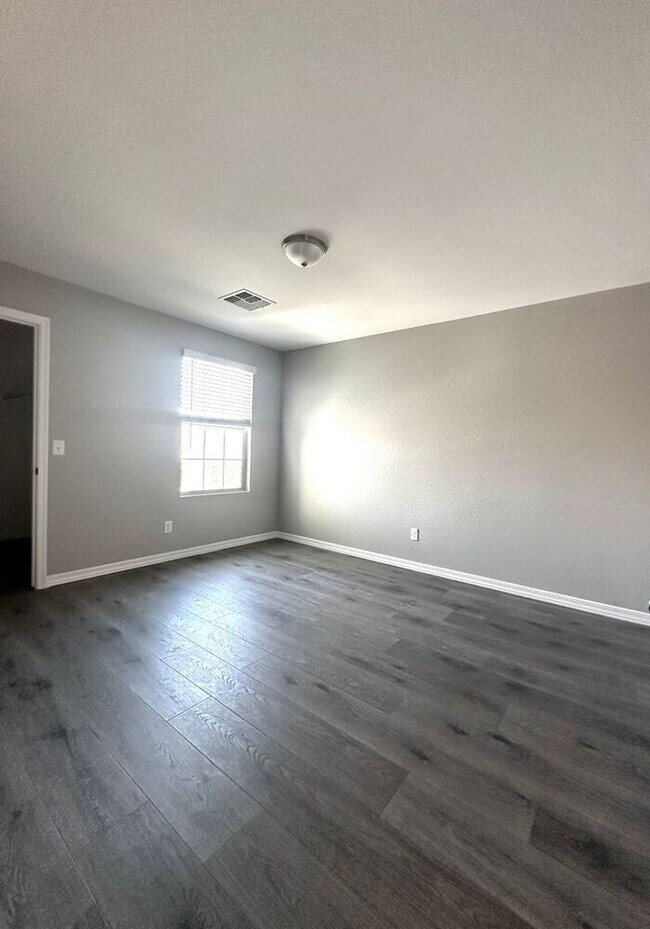 Building Photo - Mission Royal Resort Living Community! 5bd 3ba! Golf Course & Water Park!