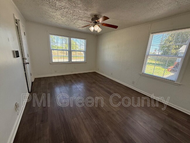 Building Photo - 3932 E 1st St