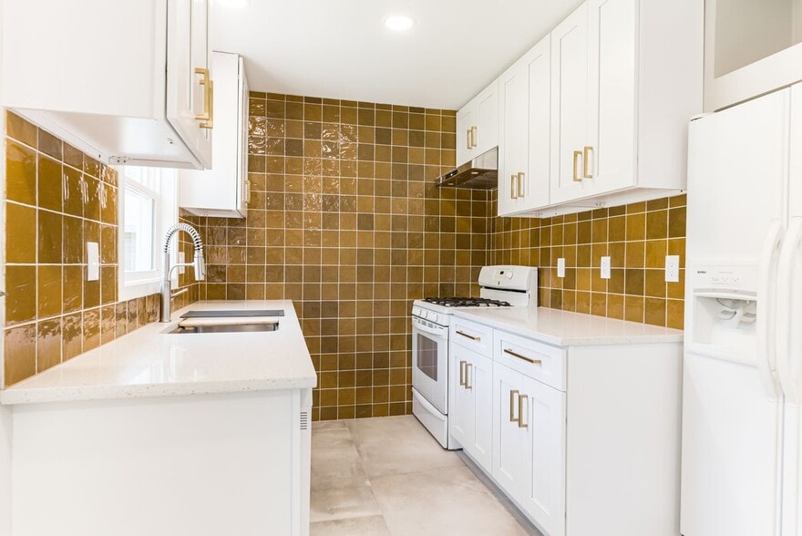 Building Photo - 2721 S 51st Terrace