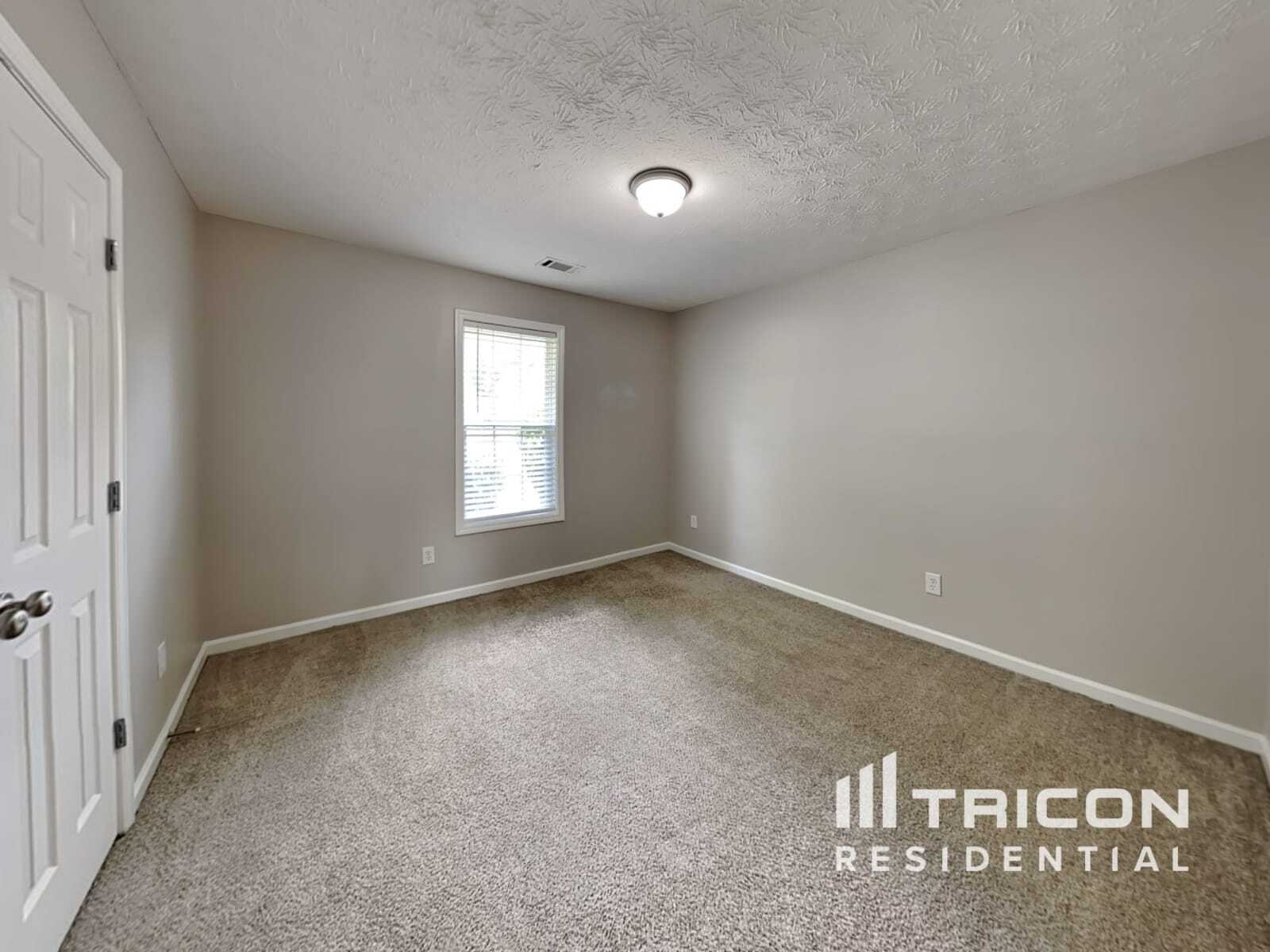 Building Photo - 347 Royal Oaks Dr