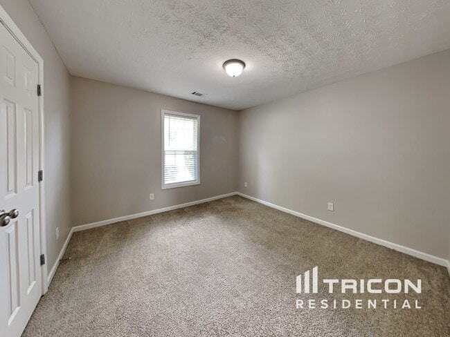 Building Photo - 347 Royal Oaks Dr