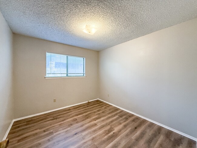 Building Photo - 607 Frostwood Dr