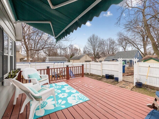 Building Photo - 5638 University Ave